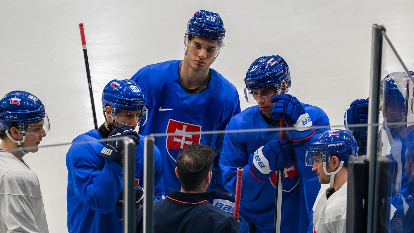 Dalibor Dvorský, Tomáš Tatar, Juraj Slafkovský, Šimon Nemec a Libor Hudáček počas tréningu na ZOH v Miláne.