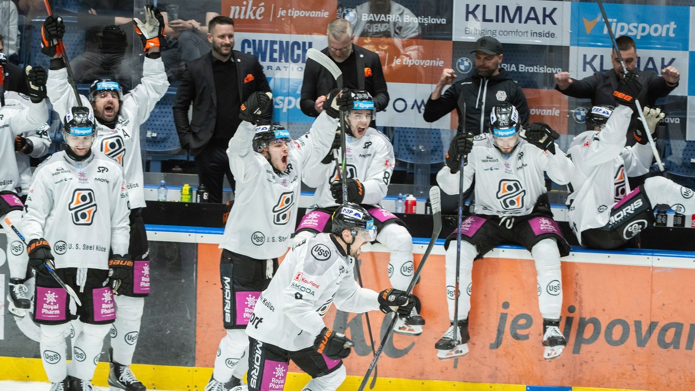 Hráč Košíc Šimon Petráš (v popredí) sa teší z víťazného gólu, ktorý strelil v predĺžení prvého zápasu semifinále hokejovej Tipsport ligy HC Slovan Bratislava - HC Košice.