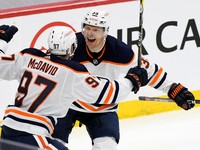 Connor McDavid a Alex Chiasson sa radujú z gólu