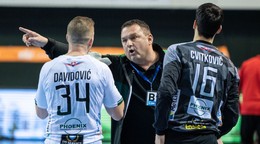 Zľava Marko Davidovič, tréner Prešova Pavol Jano a Mario Cvitkovič.