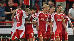 Benedict Hollerbach sa so spoluhráčmi teší po strelenom góle v zápase 1. FC Union Berlín - FC St. Pauli v 2. kole Bundesligy.