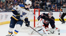 Dalibor Dvorsky a brankár Elvis Merzlikins v prípravnom zápase Columbus Blue Jackets - St. Louis Blues.