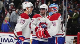 Zľava Juraj Slafkovský, Kirby Dach a brankár Jakub Dobeš po víťazstve v zápase NHL Colorado Avalanche - Montreal Canadiens.