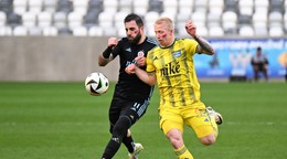 Szilárd Bokroš (vpravo) a Tigran Barseghjan v zápase FC Košice - ŠK Slovan Bratislava v 1. kole skupiny o titul v Niké lige.