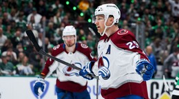 Nathan MacKinnon oslavuje gól. 