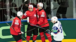 Tyler Moy sa so spoluhráčmi teší po strelenom góle v zápase Švajčiarsko - Nórsko v skupine B na MS v hokeji 2025.