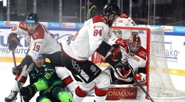 Richard Ondrušek, Vojtech Zelenák a Eugen Rabčan (Banská Bystrica), Miroslav Mucha (Žilina) počas 26. kola hokejovej Tipsport ligy.