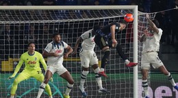 Juan Quadrado z Pisa SC hlavičkuje počas zápasu 21. kola talianskej Serie A Pisa SC - Atalanta Bergamo.