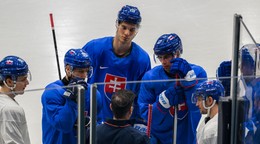 Dalibor Dvorský, Tomáš Tatar, Juraj Slafkovský, Šimon Nemec a Libor Hudáček počas tréningu na ZOH v Miláne.