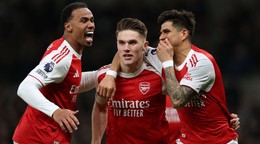 Hráči Arsenalu Gabriel, Viktor Gyökeres a Piero Hincapie sa tešia z gólu