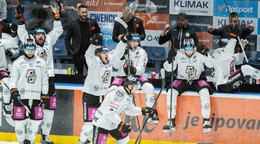 Hráč Košíc Šimon Petráš (v popredí) sa teší z víťazného gólu, ktorý strelil v predĺžení prvého zápasu semifinále hokejovej Tipsport ligy HC Slovan Bratislava - HC Košice.