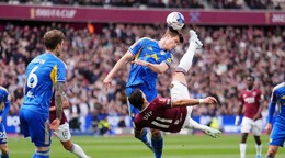 Momentka zo zápasu West Ham - Leeds United vo štvrťfinále FA Cupu.