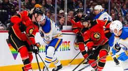 Brady Tkachuk a Dylan Cozens.