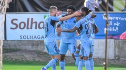 Hráči Slovana sa tešia z gólu počas prvého zápasu 3. predkola Ligy majstrov Mjällby AIF - ŠK Slovan Bratislava.
