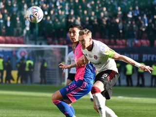 Roman Procházka (vpravo) a Vernon De Marco v zápase Fortuna ligy FC Spartak Trnava - ŠK Slovan Bratislava.