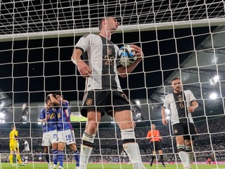 Nemecký futbalista Robin Gosens vyťahuje loptu z brány po góle Japonska. 