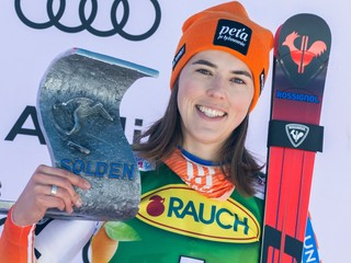 Petra Vlhová sa teší na pódiu z tretieho miesta v obrovskom slalome Svetového pohára v rakúskom Söldene.