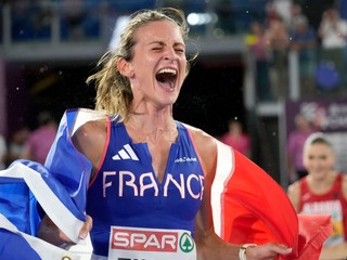 Francúzka Alice Finotová sa raduje po zisku zlatej medaily