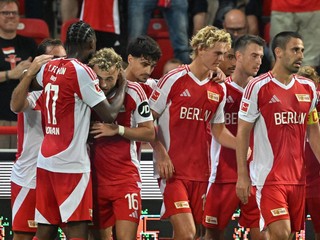 Benedict Hollerbach sa so spoluhráčmi teší po strelenom góle v zápase 1. FC Union Berlín - FC St. Pauli v 2. kole Bundesligy.