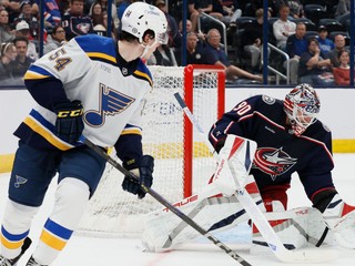 Dalibor Dvorsky a brankár Elvis Merzlikins v prípravnom zápase Columbus Blue Jackets - St. Louis Blues.