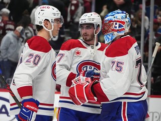 Zľava Juraj Slafkovský, Kirby Dach a brankár Jakub Dobeš po víťazstve v zápase NHL Colorado Avalanche - Montreal Canadiens.