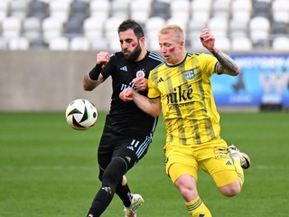 Szilárd Bokroš (vpravo) a Tigran Barseghjan v zápase FC Košice - ŠK Slovan Bratislava v 1. kole skupiny o titul v Niké lige.