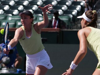 Britská tenistka Olivia Nichollsová, spoluhráčka Terezy Mihalíkovej, odvracia loptičku.