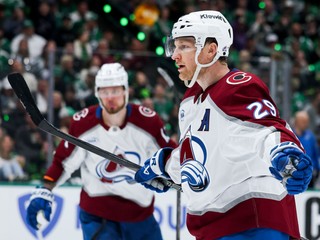 Nathan MacKinnon oslavuje gól. 
