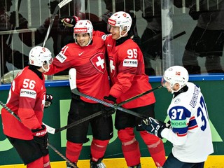 Tyler Moy sa so spoluhráčmi teší po strelenom góle v zápase Švajčiarsko - Nórsko v skupine B na MS v hokeji 2025.