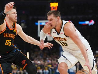Nikola Jokič (vpravo) v zápase s Oklahomou