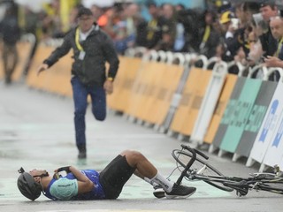 Fanúšik, ktorého spacifikoval policajt v závere 17. etapy Tour de France 2025.