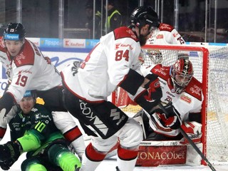 Richard Ondrušek, Vojtech Zelenák a Eugen Rabčan (Banská Bystrica), Miroslav Mucha (Žilina) počas 26. kola hokejovej Tipsport ligy.