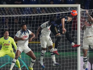 Juan Quadrado z Pisa SC hlavičkuje počas zápasu 21. kola talianskej Serie A Pisa SC - Atalanta Bergamo.