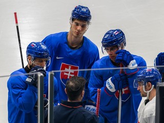 Dalibor Dvorský, Tomáš Tatar, Juraj Slafkovský, Šimon Nemec a Libor Hudáček počas tréningu na ZOH v Miláne.