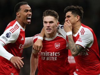 Hráči Arsenalu Gabriel, Viktor Gyökeres a Piero Hincapie sa tešia z gólu