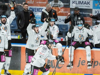 Hráč Košíc Šimon Petráš (v popredí) sa teší z víťazného gólu, ktorý strelil v predĺžení prvého zápasu semifinále hokejovej Tipsport ligy HC Slovan Bratislava - HC Košice.