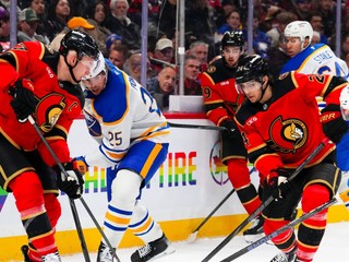 Brady Tkachuk a Dylan Cozens.