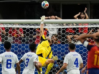 Brankár Kapverd Vozinha (1) predvádza zákrok počas futbalového zápasu skupiny H na Majstrovstvách sveta medzi Španielskom a Kapverdami.