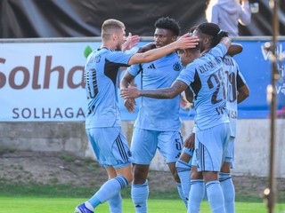Hráči Slovana sa tešia z gólu počas prvého zápasu 3. predkola Ligy majstrov Mjällby AIF - ŠK Slovan Bratislava.