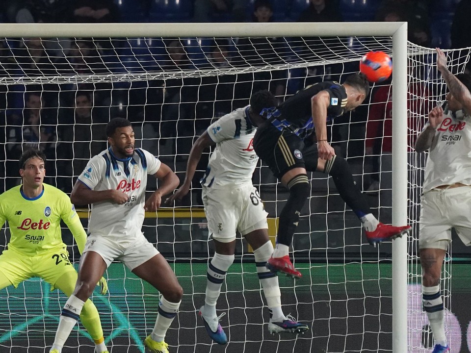 Juan Quadrado z Pisa SC hlavičkuje počas zápasu 21. kola talianskej Serie A Pisa SC - Atalanta Bergamo.