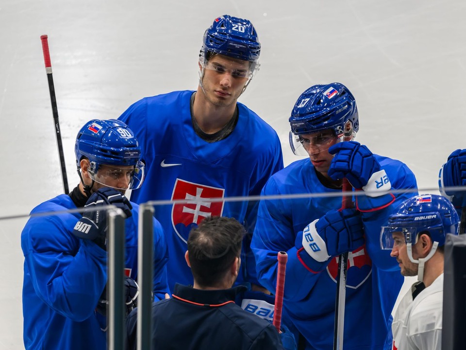 Dalibor Dvorský, Tomáš Tatar, Juraj Slafkovský, Šimon Nemec a Libor Hudáček počas tréningu na ZOH v Miláne.