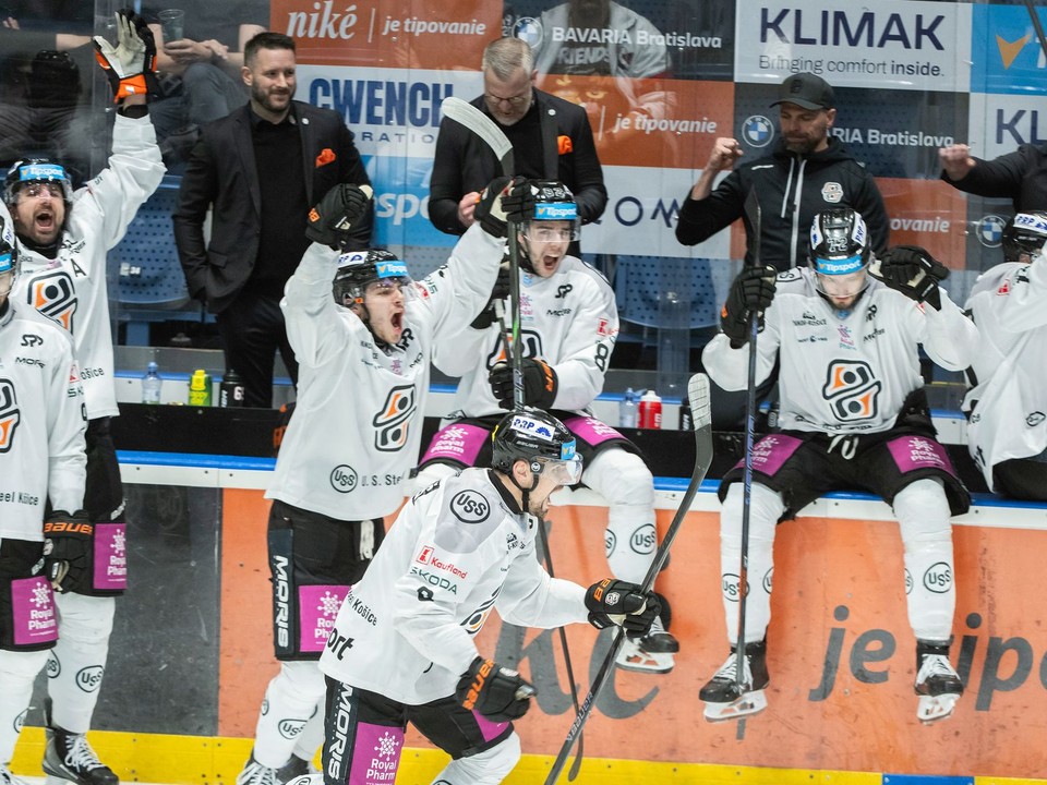 Hráč Košíc Šimon Petráš (v popredí) sa teší z víťazného gólu, ktorý strelil v predĺžení prvého zápasu semifinále hokejovej Tipsport ligy HC Slovan Bratislava - HC Košice.