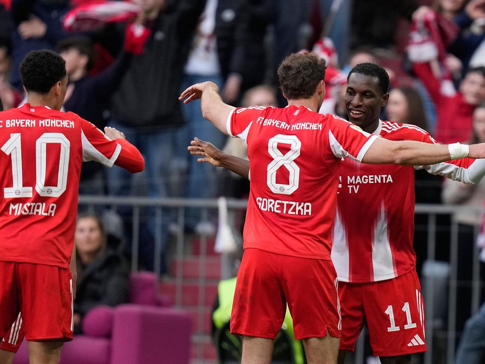 Bayern Mníchov oslavuje gól. 