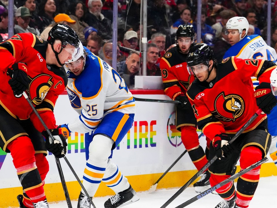 Brady Tkachuk a Dylan Cozens.