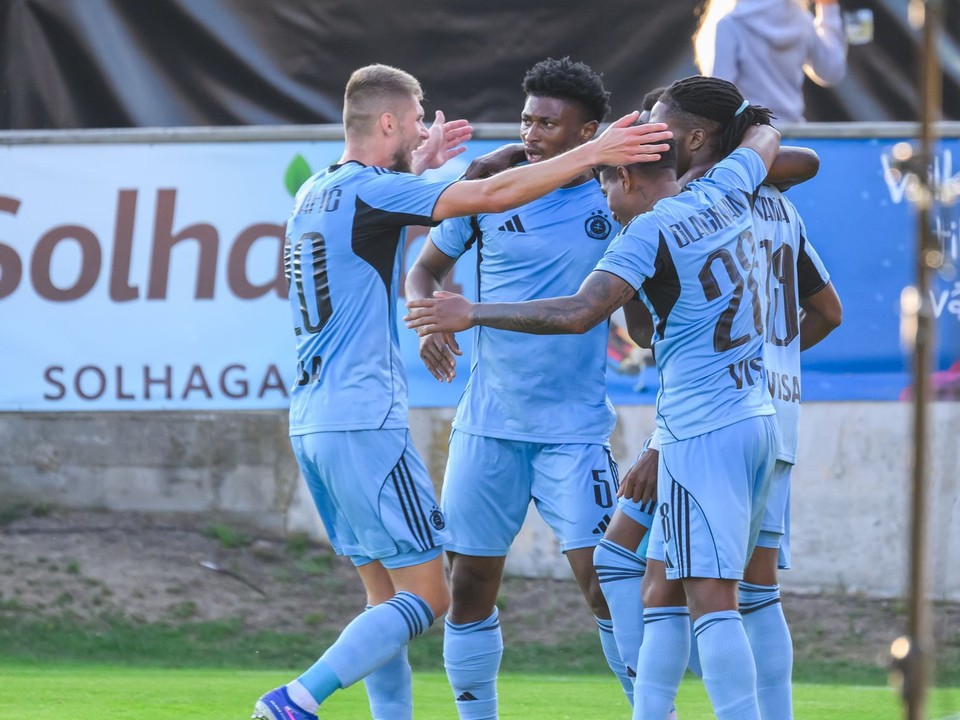 Hráči Slovana sa tešia z gólu počas prvého zápasu 3. predkola Ligy majstrov Mjällby AIF - ŠK Slovan Bratislava.