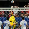 Brankár Kapverd Vozinha (1) predvádza zákrok počas futbalového zápasu skupiny H na Majstrovstvách sveta medzi Španielskom a Kapverdami.