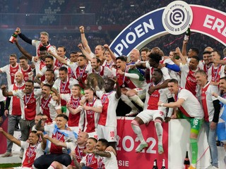 Futbalisti Ajaxu Amsterdam sa tešia zo zisku majstrovského titulu. 
