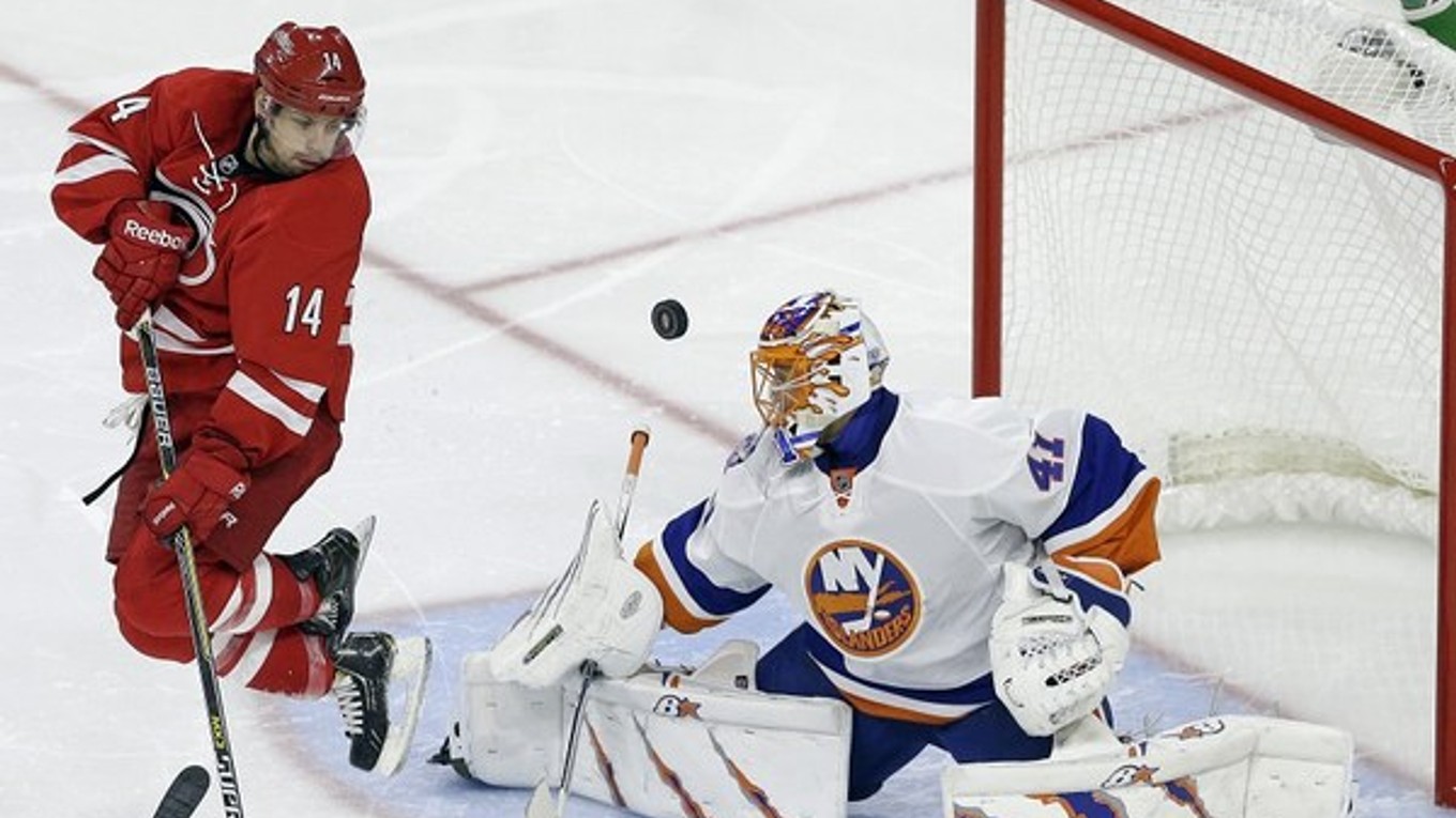 Jaroslav Halák dostáva gól od Nathana Gerbeho.