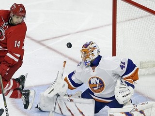 Jaroslav Halák dostáva gól od Nathana Gerbeho.