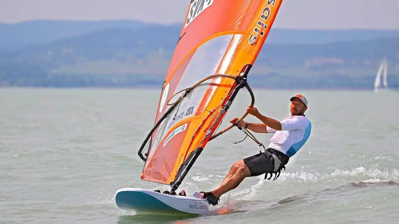 Windsurfista Patrik Pollák.